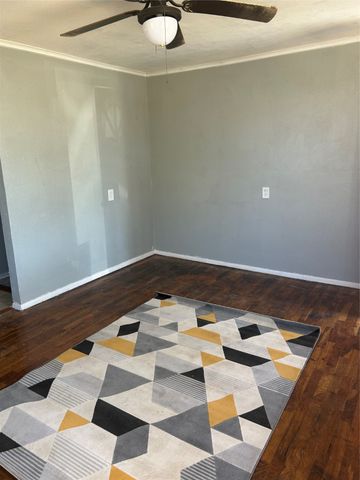 301 E Hutchings Lane, Olney, TX 76374