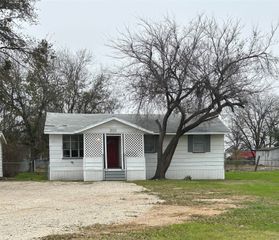 301 E Hutchings Lane, Olney, TX 76374