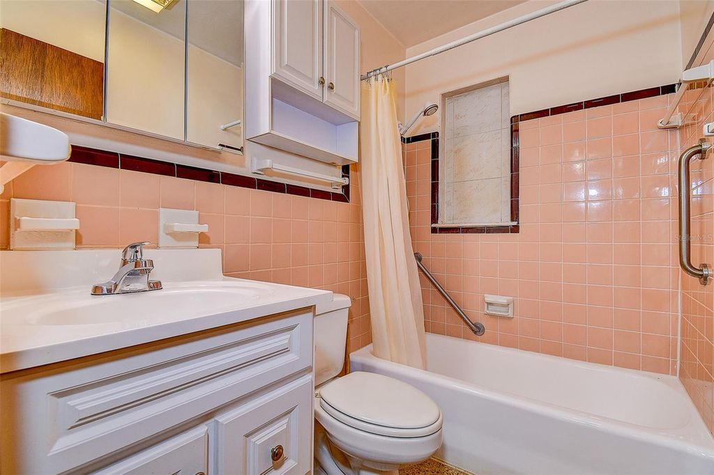 Image 18 of property listing at 2518 40TH AVENUE N, St Petersburg, FL 33710