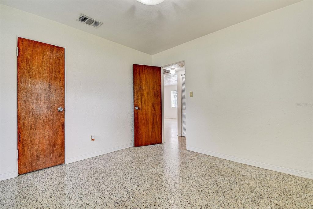 Image 19 of property listing at 2518 40TH AVENUE N, St Petersburg, FL 33710