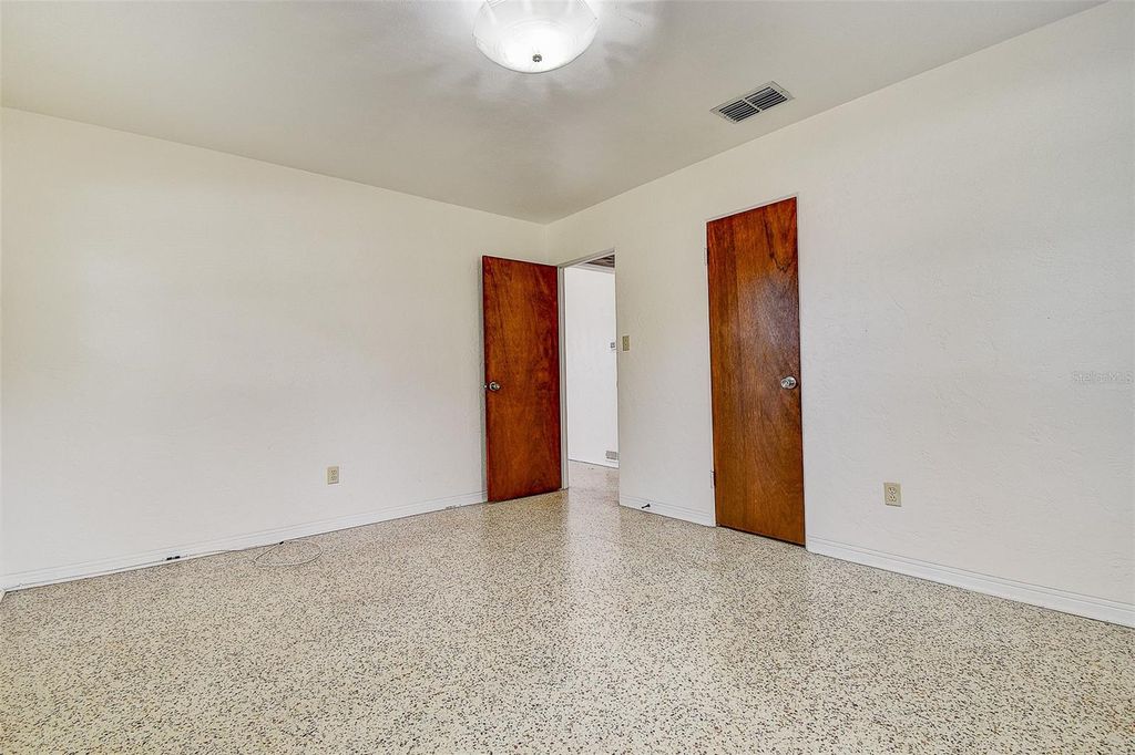 Image 21 of property listing at 2518 40TH AVENUE N, St Petersburg, FL 33710