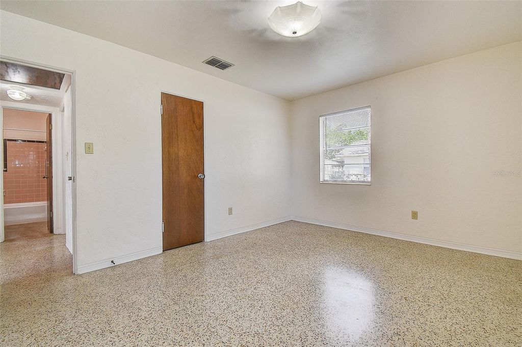 Image 22 of property listing at 2518 40TH AVENUE N, St Petersburg, FL 33710