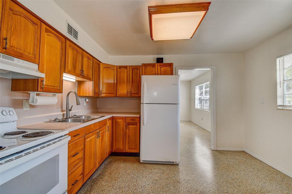 Image 27 of property listing at 2518 40TH AVENUE N, St Petersburg, FL 33710