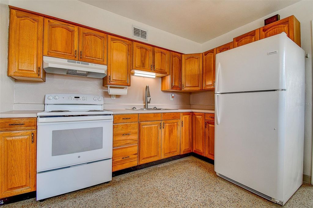 Image 28 of property listing at 2518 40TH AVENUE N, St Petersburg, FL 33710