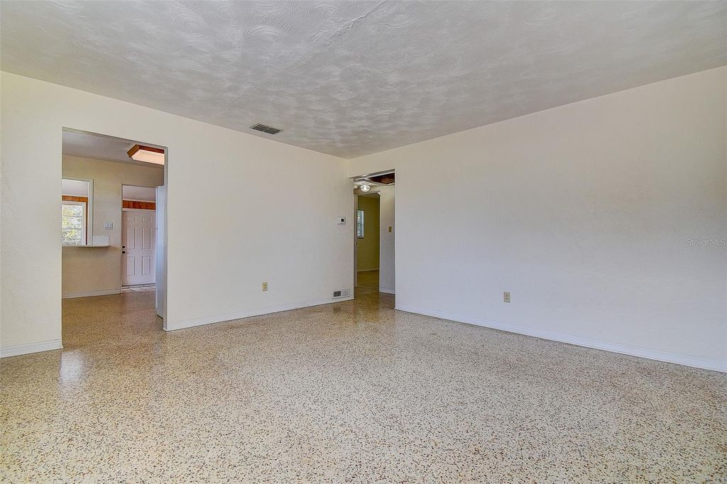 Image 33 of property listing at 2518 40TH AVENUE N, St Petersburg, FL 33710