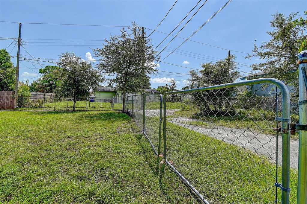 Image 40 of property listing at 2518 40TH AVENUE N, St Petersburg, FL 33710
