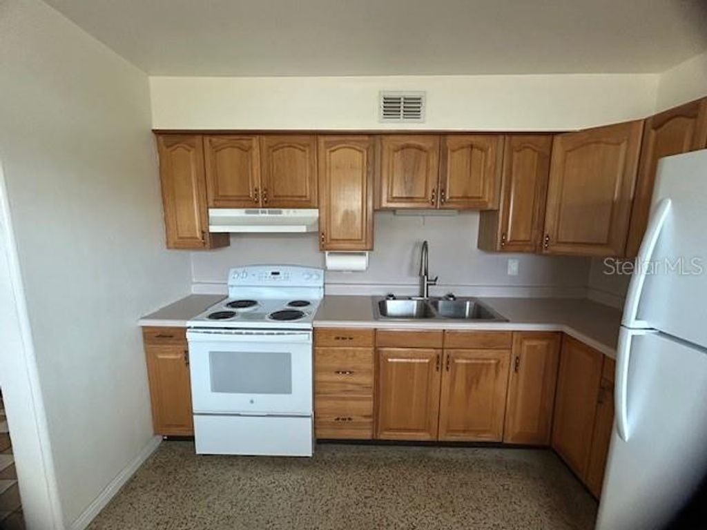 Image 5 of property listing at 2518 40TH AVENUE N, St Petersburg, FL 33710