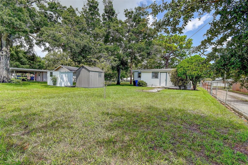 Image 44 of property listing at 2518 40TH AVENUE N, St Petersburg, FL 33710
