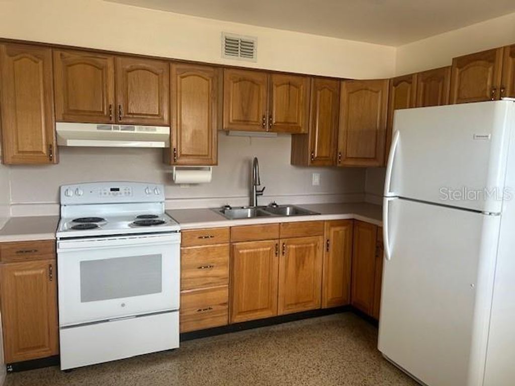 Image 6 of property listing at 2518 40TH AVENUE N, St Petersburg, FL 33710