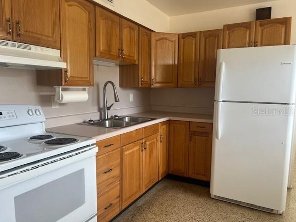 Image 7 of property listing at 2518 40TH AVENUE N, St Petersburg, FL 33710