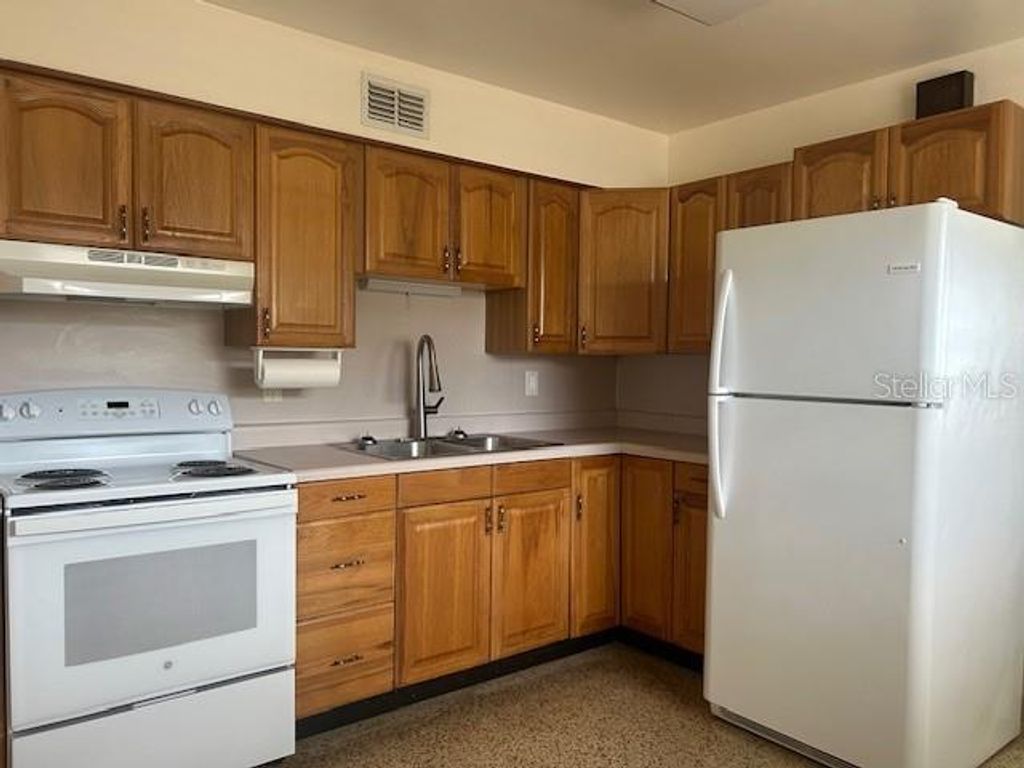 Image 8 of property listing at 2518 40TH AVENUE N, St Petersburg, FL 33710