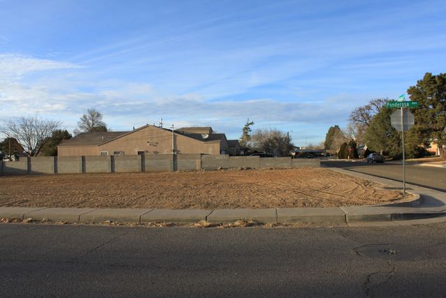3801 Palomas Drive NE, Albuquerque, NM 87110