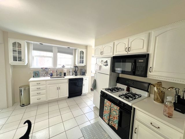 19 Maple St 19, Newton, MA 02466