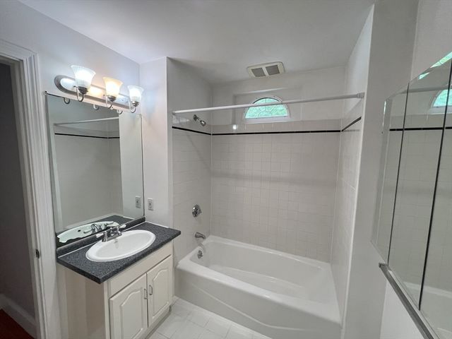 19 Maple St 19, Newton, MA 02466