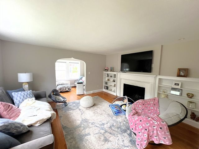19 Maple St 19, Newton, MA 02466
