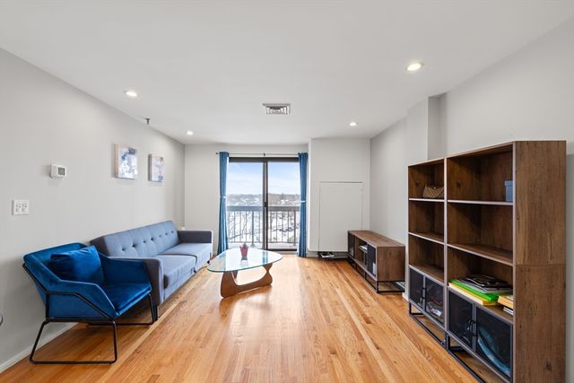 90 Quincy Shore Dr 721, Quincy, MA 02171