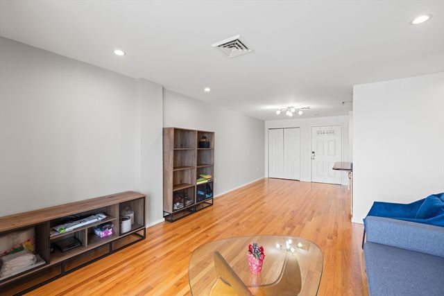 90 Quincy Shore Dr 721, Quincy, MA 02171