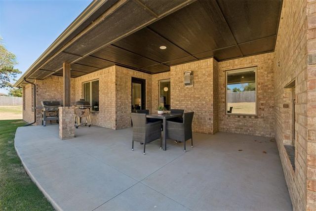 3405 Broadmoore Drive, Moore, OK 73160