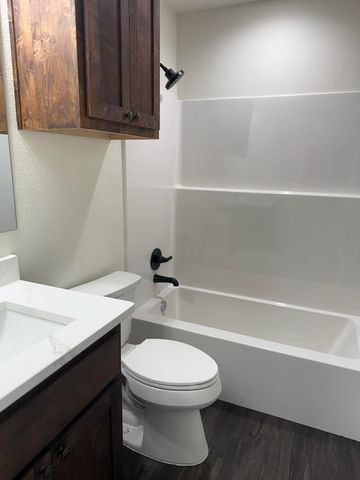 905 W Cardinal Street, Ector, TX 75439