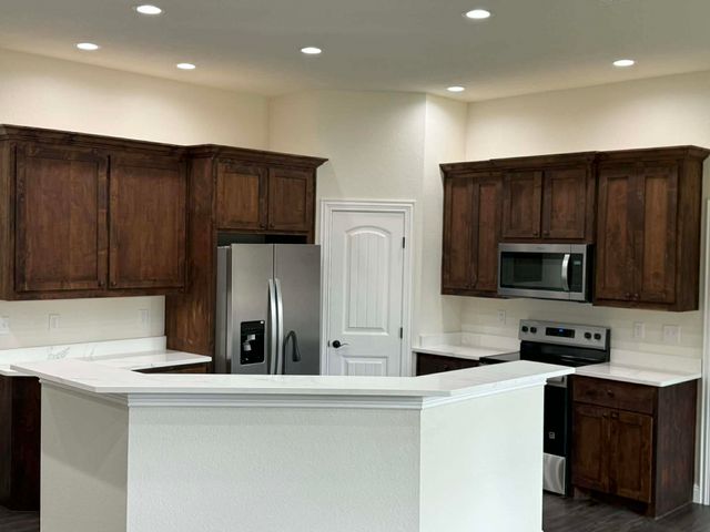 905 W Cardinal Street, Ector, TX 75439