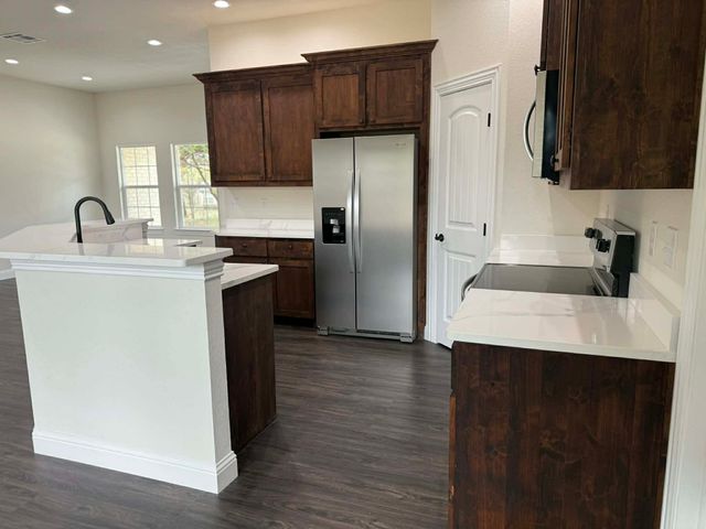 905 W Cardinal Street, Ector, TX 75439