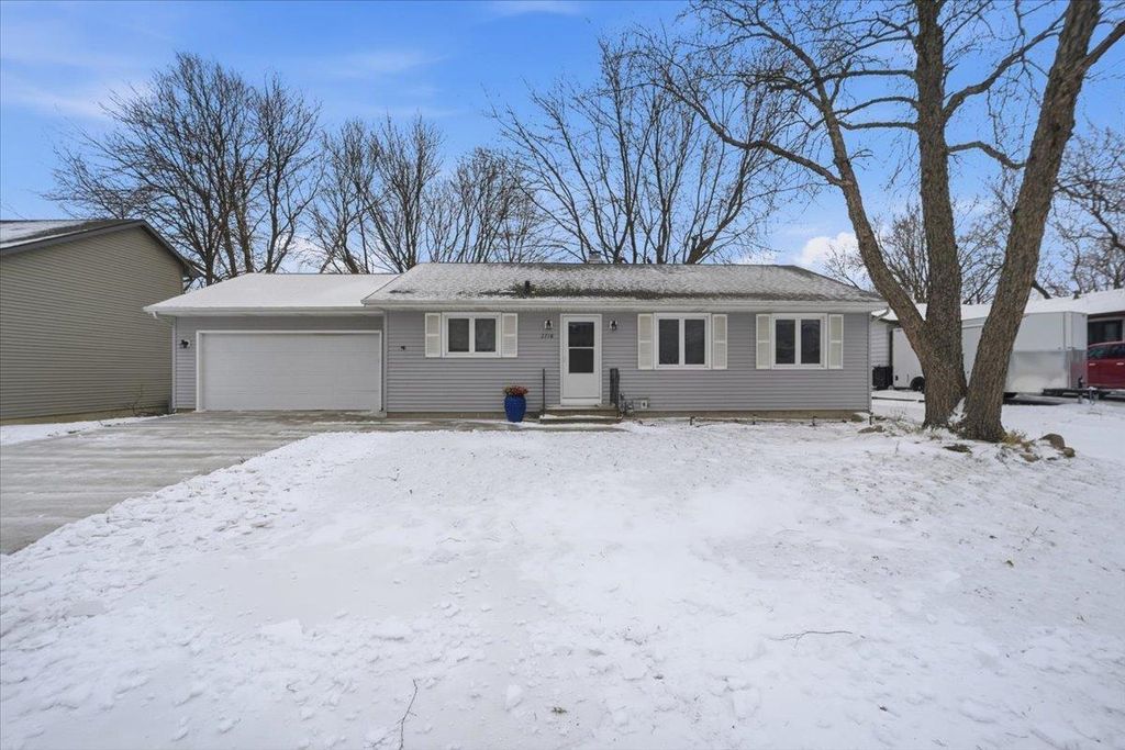 2718 Ryan Dr Drive, Cedar Falls, IA 50613