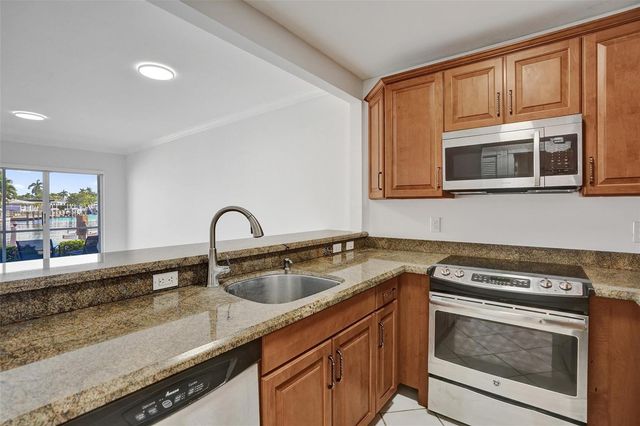 2201 SE 9th Street 106, Pompano Beach, FL 33062