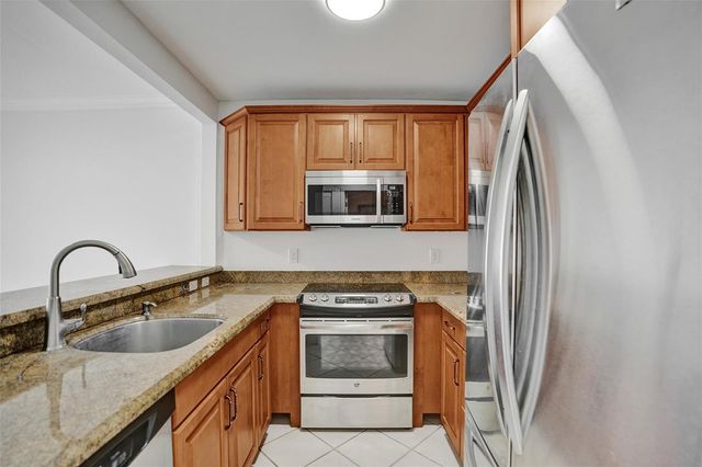 2201 SE 9th Street 106, Pompano Beach, FL 33062