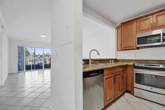 2201 SE 9th Street 106, Pompano Beach, FL 33062