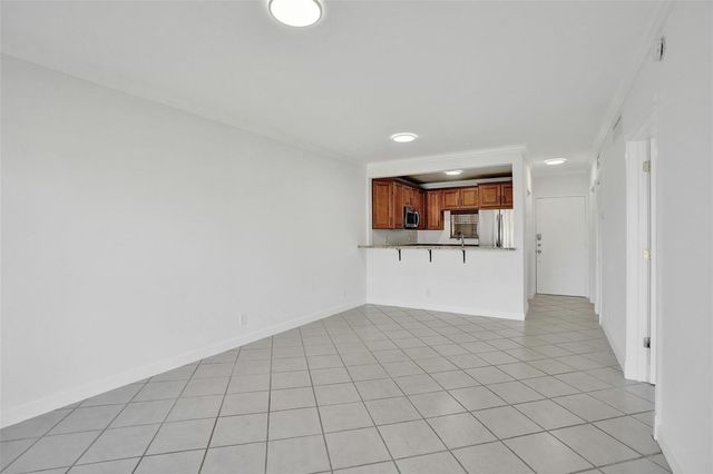 2201 SE 9th Street 106, Pompano Beach, FL 33062