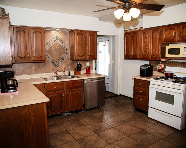 13610 137th Avenue, Taylor Ridge, IL 61284