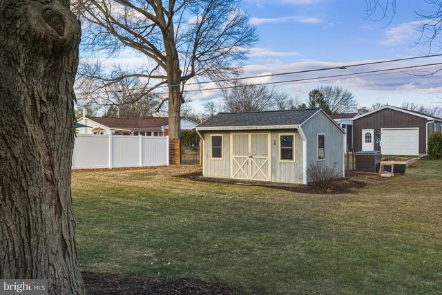 209 N LAUREL ST, Manheim, PA 17545