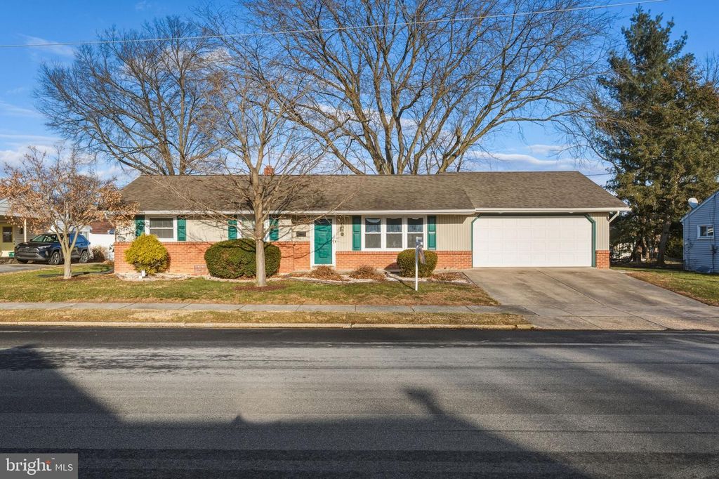 209 N LAUREL ST, Manheim, PA 17545