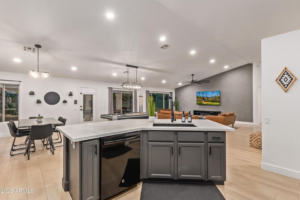 Image 10 of property listing at 548 W MICHELLE Drive, Phoenix, AZ 85023