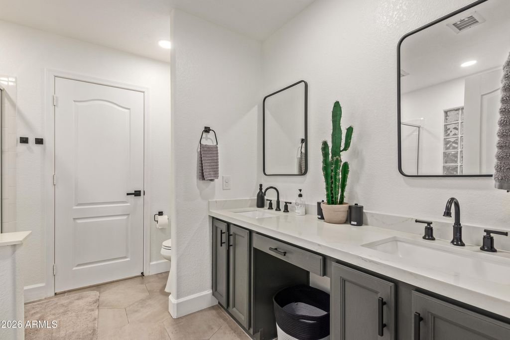 Image 13 of property listing at 548 W MICHELLE Drive, Phoenix, AZ 85023