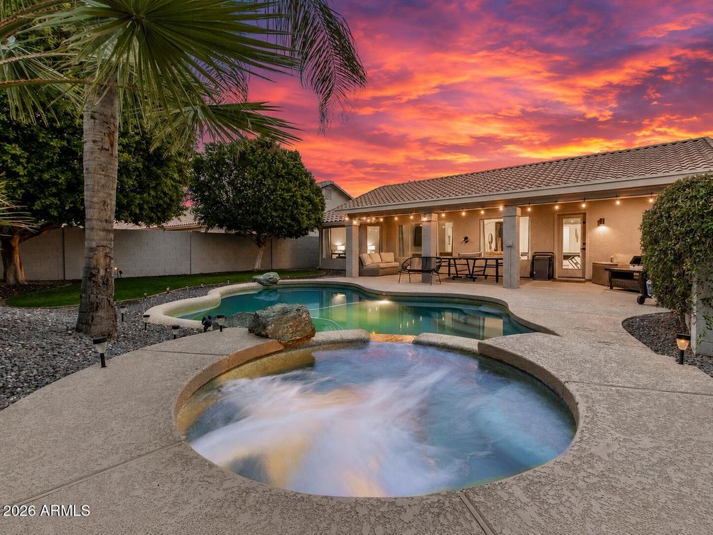 Image 2 of property listing at 548 W MICHELLE Drive, Phoenix, AZ 85023