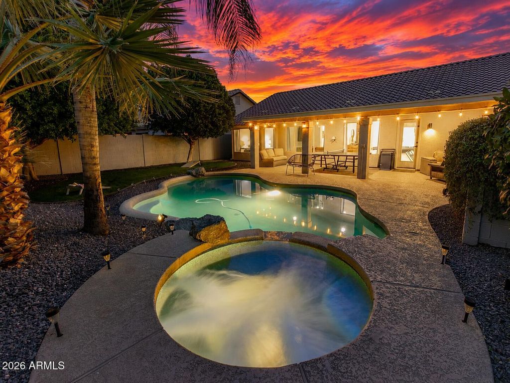 Image 21 of property listing at 548 W MICHELLE Drive, Phoenix, AZ 85023