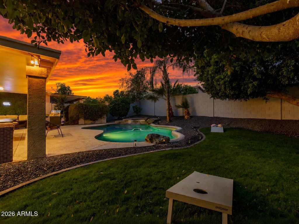Image 23 of property listing at 548 W MICHELLE Drive, Phoenix, AZ 85023