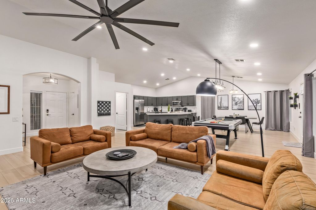 Image 4 of property listing at 548 W MICHELLE Drive, Phoenix, AZ 85023