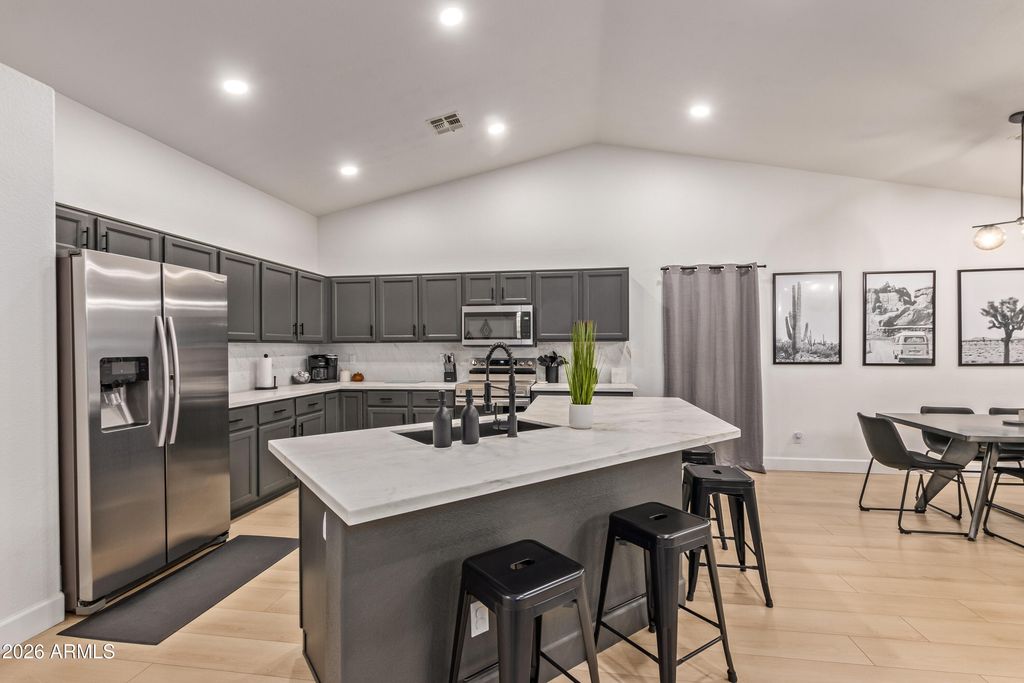 Image 9 of property listing at 548 W MICHELLE Drive, Phoenix, AZ 85023