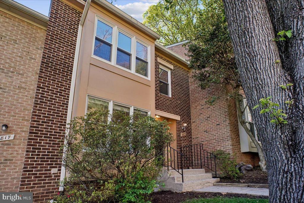 Image 2 of property listing at 4815 CLOISTER DR, Rockville, MD 20852