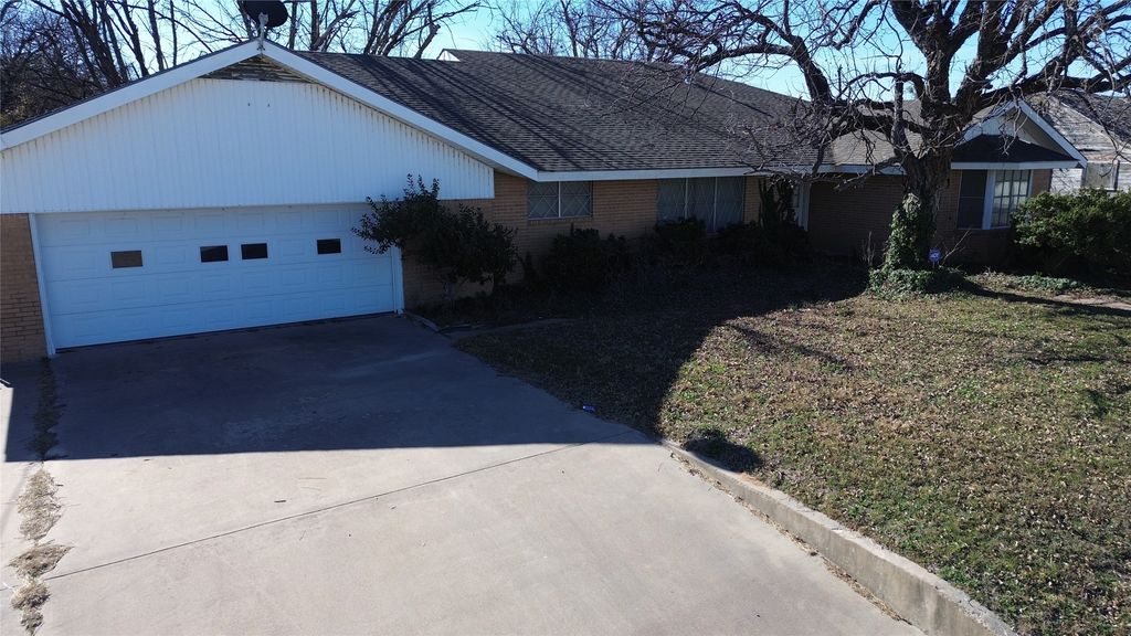 1306 E Central, Comanche, TX 76442