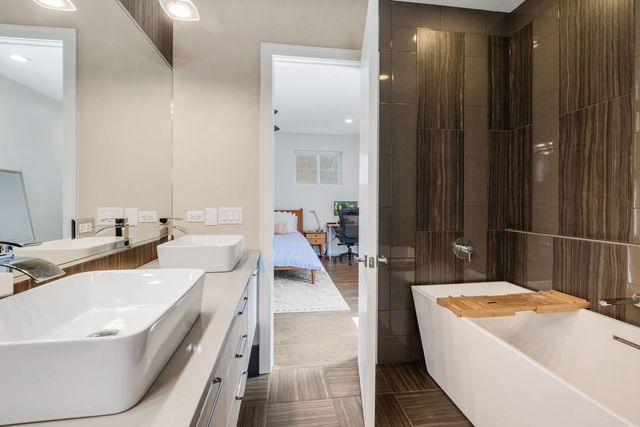 933 W George Street 2, Chicago, IL 60657