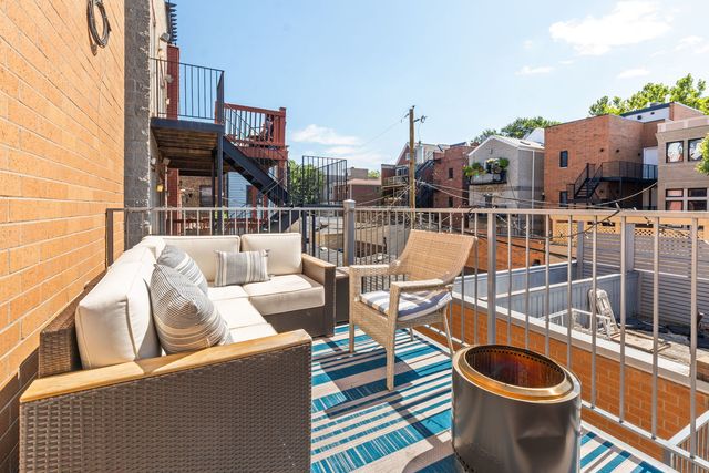 933 W George Street 2, Chicago, IL 60657