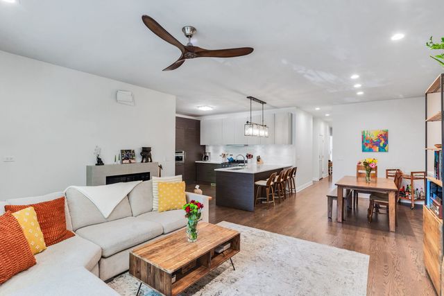 933 W George Street 2, Chicago, IL 60657