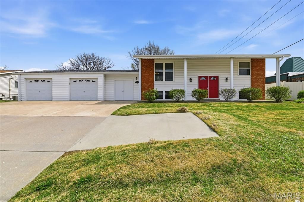 1342 Caulks Hill Road, St Charles, MO 63304