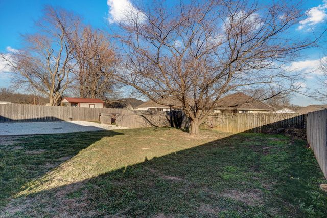820 S Quade Road, Springfield, MO 65802