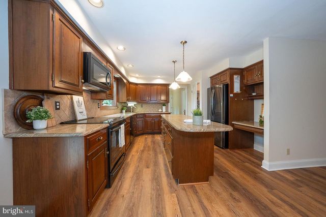 6 QUARTERWOOD RD, Malvern, PA 19355