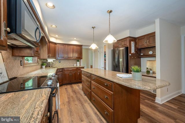 6 QUARTERWOOD RD, Malvern, PA 19355