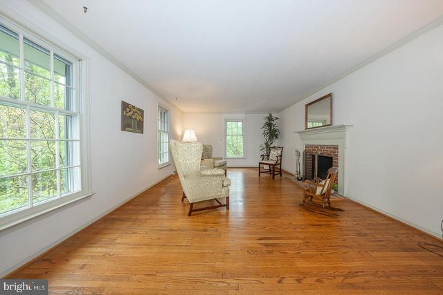 6 QUARTERWOOD RD, Malvern, PA 19355